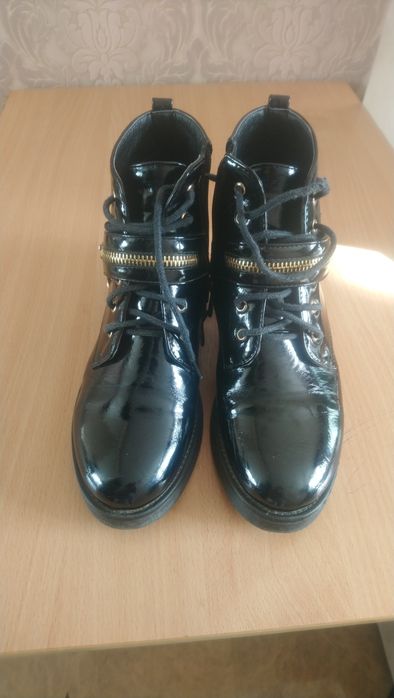 Продаётся обувь осень весна.