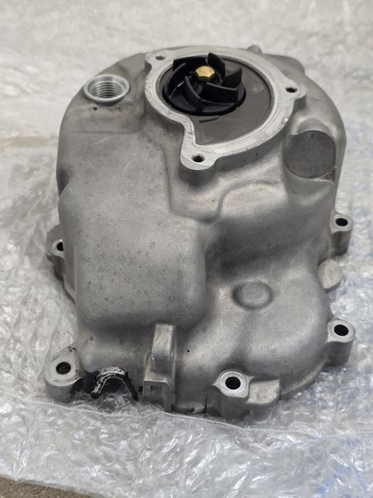 Capac magnetou si pompa apa Piaggio 300
Capacul este in stare foarte buna. Pompa de apa are joc si necesita reconstructie.
Compatibil cu motoare