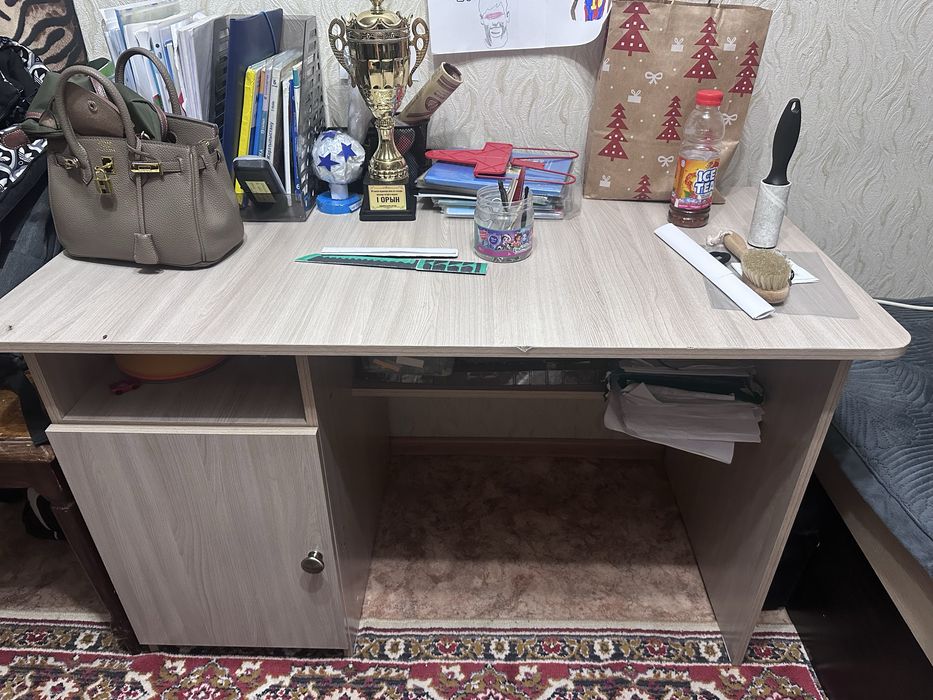 спальня и столы письменные