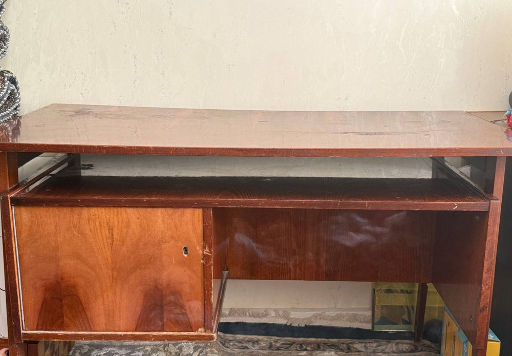 Продаётся Письменный стол  производство Румыния!