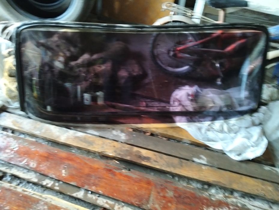 Продам Заднее лобовое стекло на ВАЗ 2104