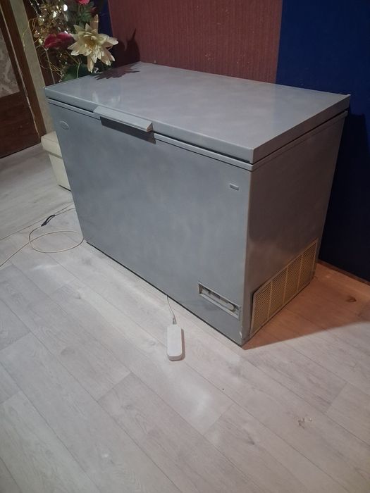 Продам отличныи холодильник таета