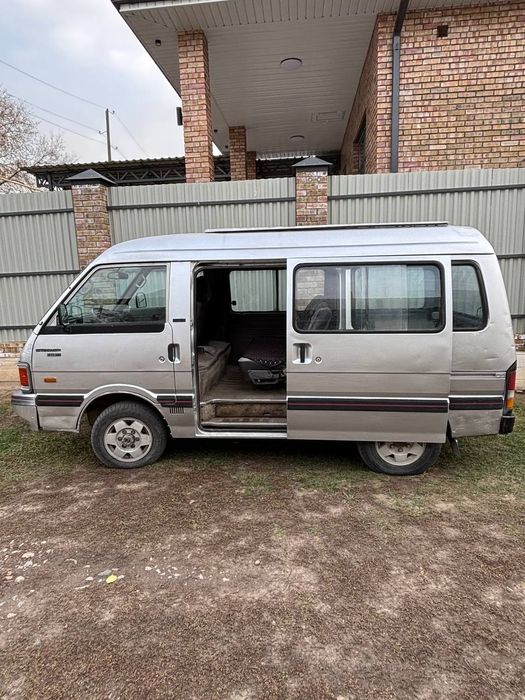 Машина Мазда Бонго