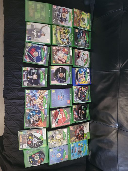 Продавам конзола xbox one с джойстик и игри