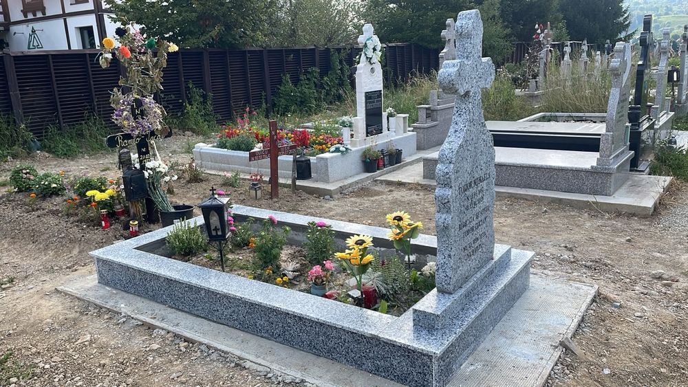 Executam placari monumente funerare