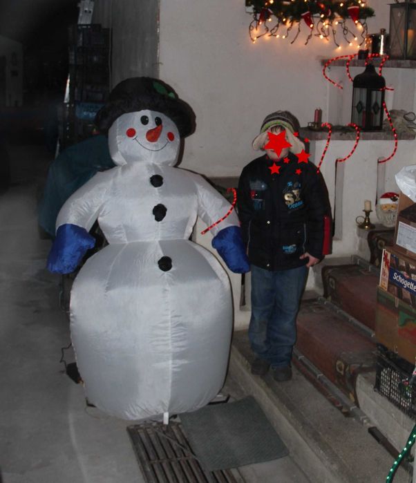 Om de zapada autogonflabil, decor de Sarbatori pentru copii