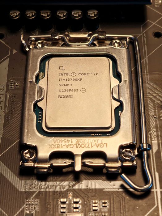 Procesor Intel 13700KF & Gigabyte Z690 Gaming X DDR5 (fara RAM)