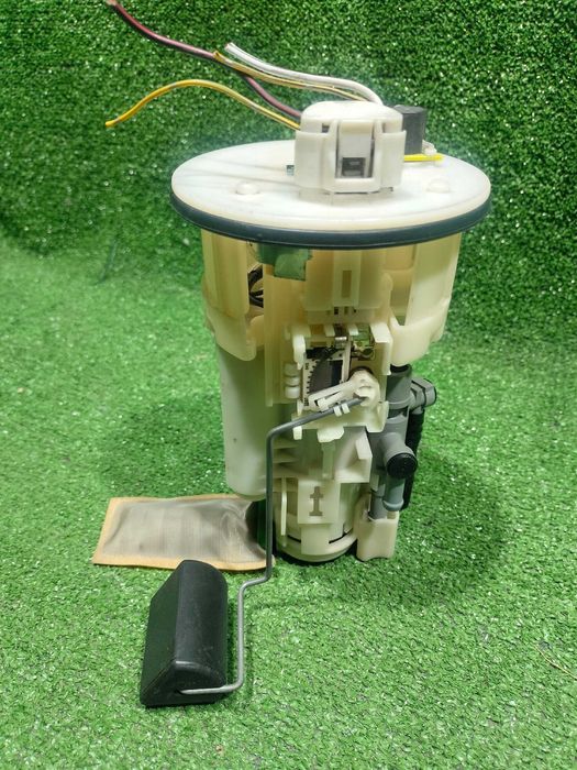 Продам Бензостанция с бензонасосом оригинал Toyota Harrier 2001