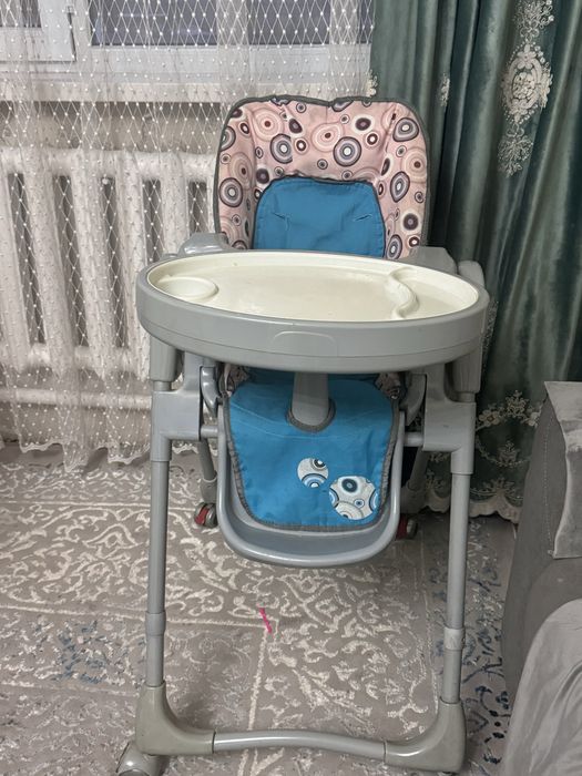 Тамақ ішетін стол .Сапасы жақсы