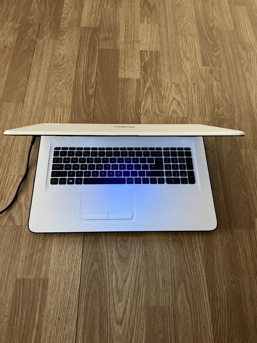 Laptop HP display mare 17,3 inch led,Windows 10 H,8gb ram ddr3,500gb m nu funcționează 2 taste T și Y în rest este perfect funcțional