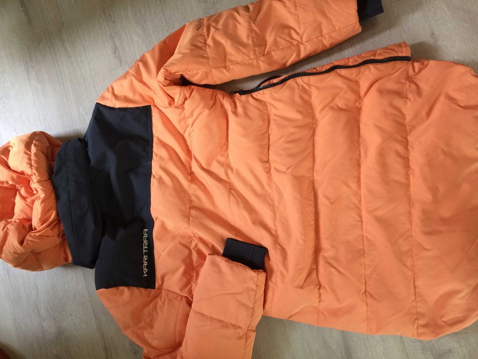 Оранжево яке с качулка.