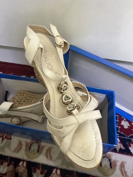 Продам Босоножку белую