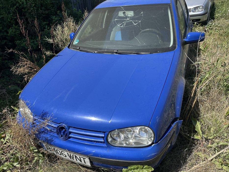 Vand 3 auto an 2004 , km 180000 , pret pentru toate 3000€ . Se pot lua pe platforma Fara Baterie