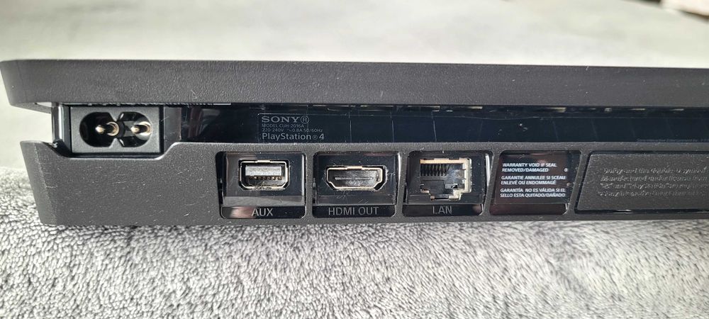 PS4 Slim+ Оригинален Джойстик + 3 Игри на Диск