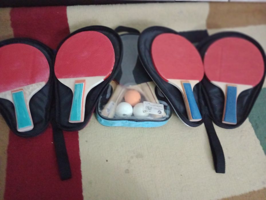 Set Palete Tenis de Masă/Ping Pong plus 3 mingii de rezervă cadou