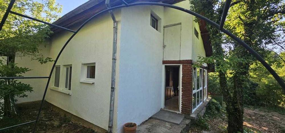 Продава се уютна къща на 25 км от София, в зеленина и спокойствие