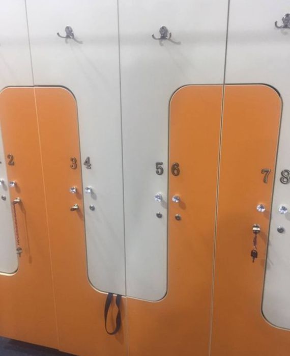 Ishkaf sotiadi tez va arzon ... xolati yaxshi chassis bogcha maktabga