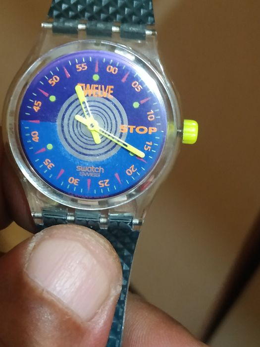 Предлагам швейцарски дамски кварцов часовник Swatch