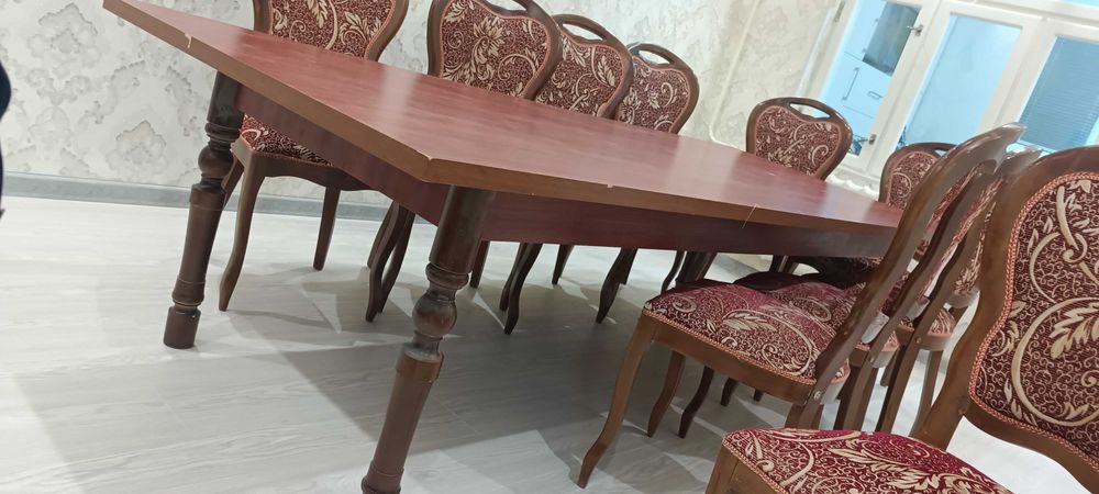 Стол и стулья в хорошем состоянии