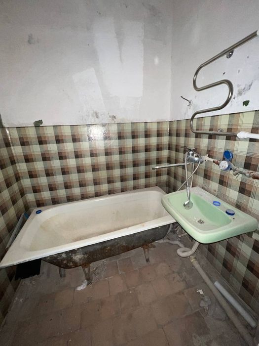 3/4/4 сотилади. 73м²