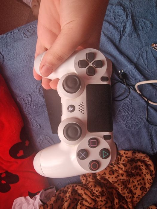 Vand ps4 foarte bun are maneta fire ce iti trb le el  merge foarte  bn