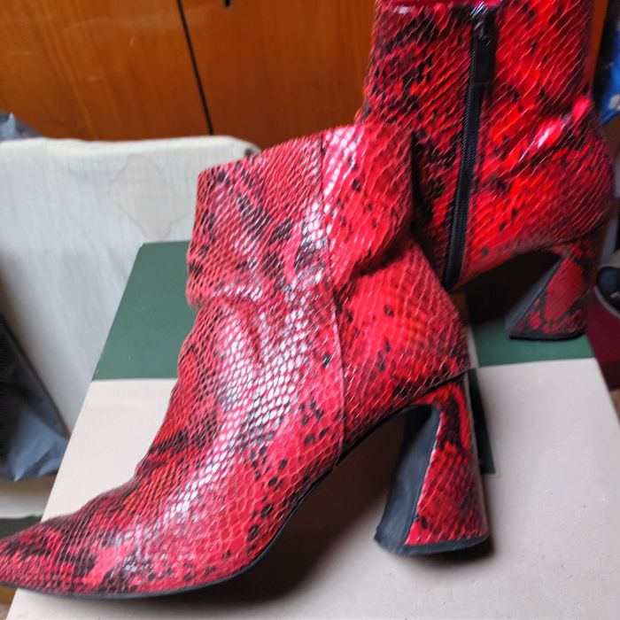 Дамски официални ботии