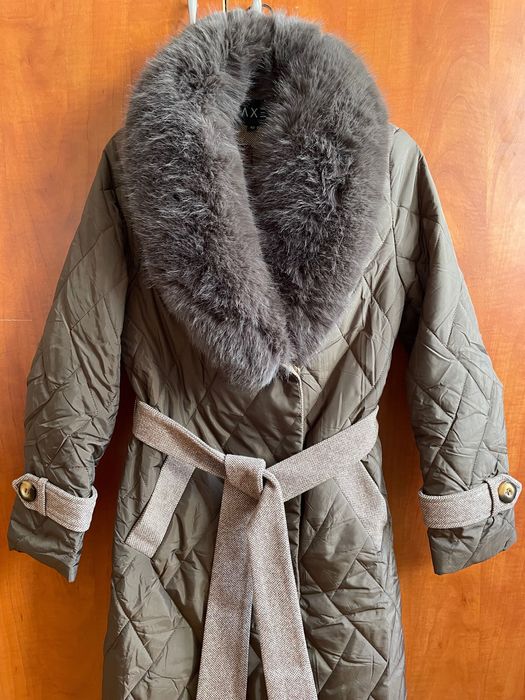 Haină groasă de iarnă, maro cu blană. Mărimea 40