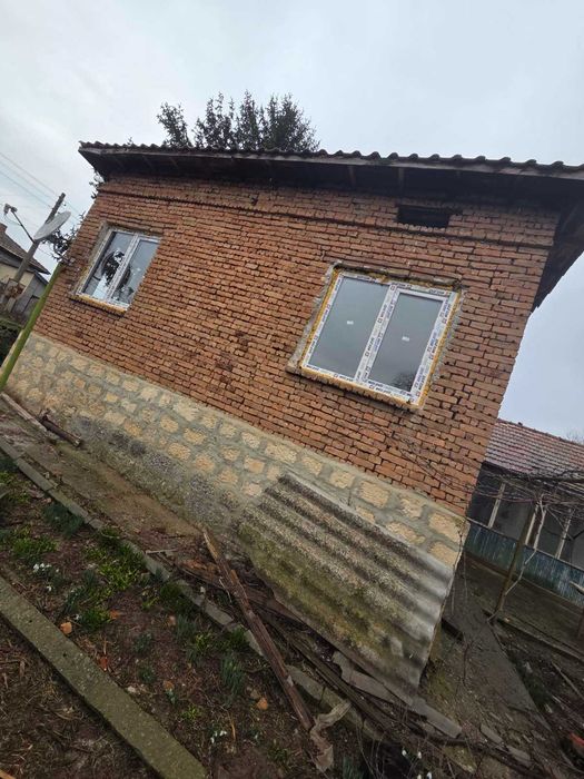 Къща с голям двор в Карапелит