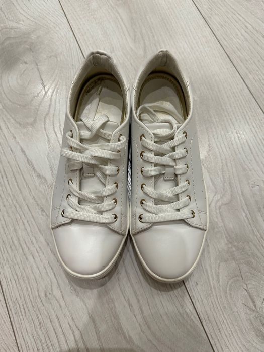 Продам белые кеды б/у