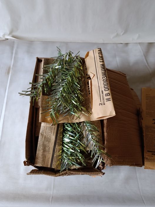 Ёлочные игрушки, ёлка,мишура.