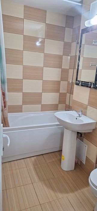 Închiriez apartament cu 2 camere