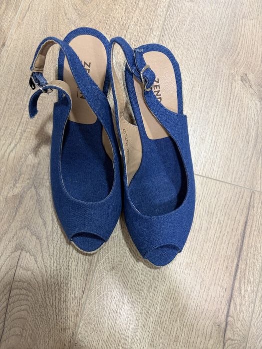 Женские босоножки