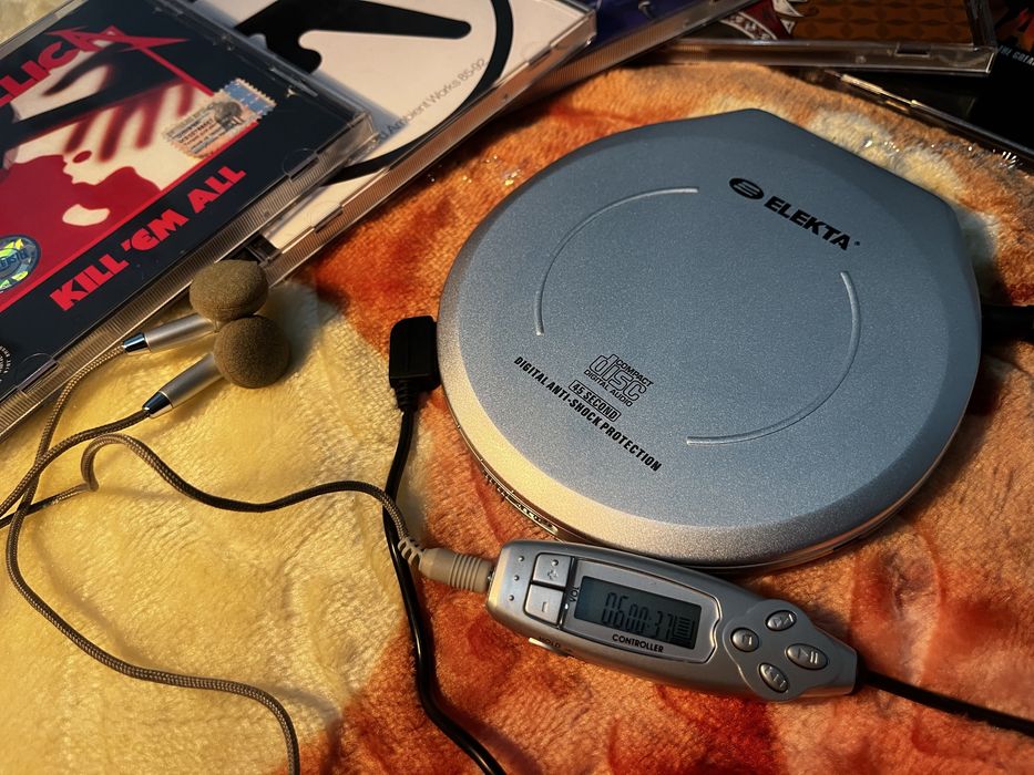 Портативный CD плеер EKD-115 !