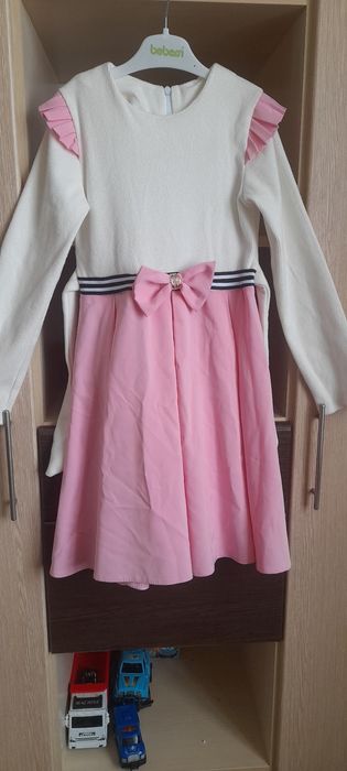 Продам платье на девочку 7-9лет