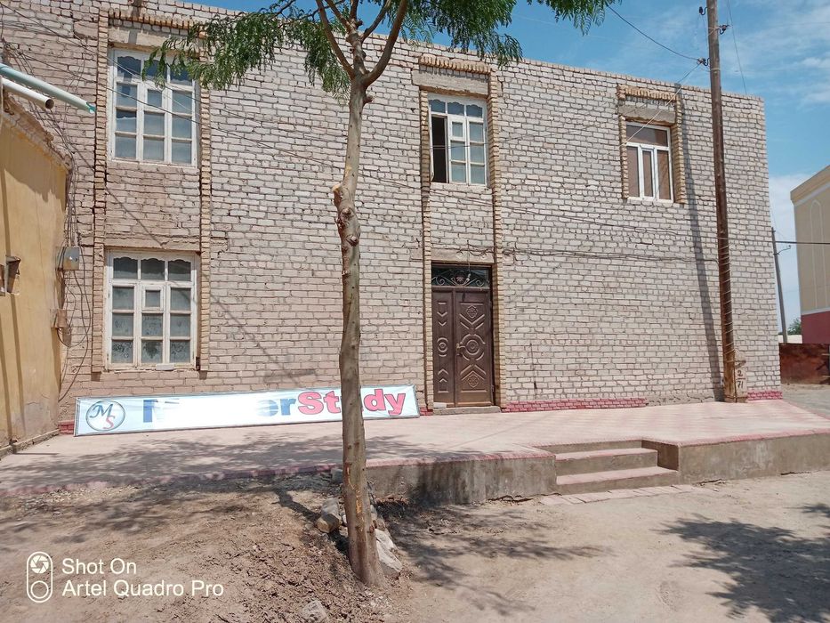 2 qavatli bino sotiladi