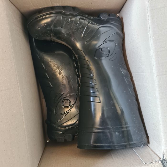 Продажа резиновых сапог.