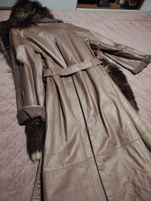 Продавам черно кожено манто