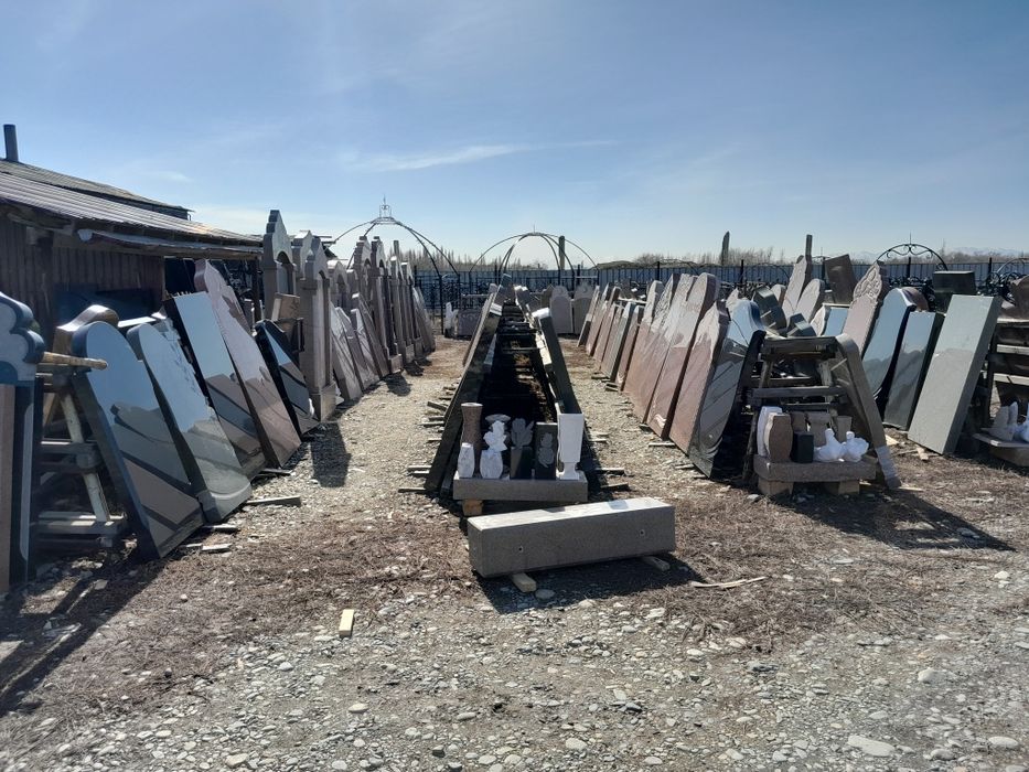 Оградки и памятники