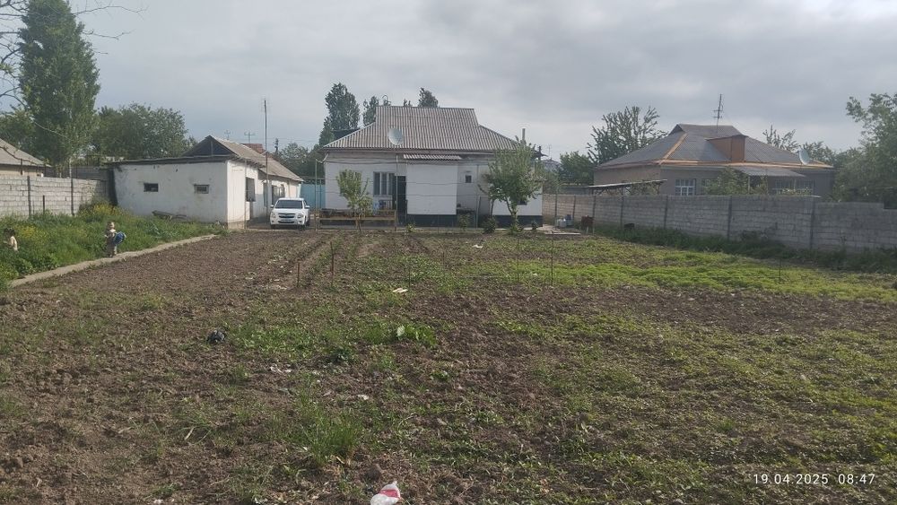 Bóstonliq tumani Yangi ovul mahallasida Charvoq yóli tomonda uy sotila