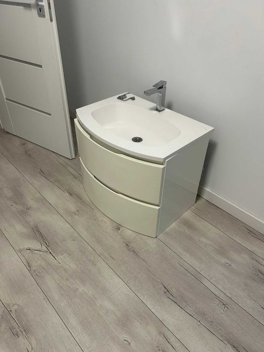 mobilier suspendat baie chiuveta si baterie