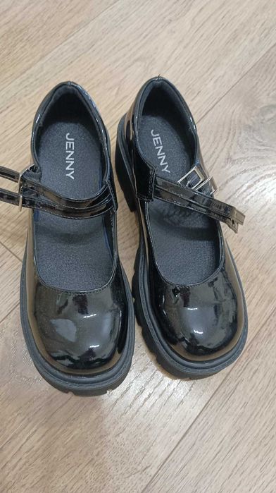 Лачени дамски обувки