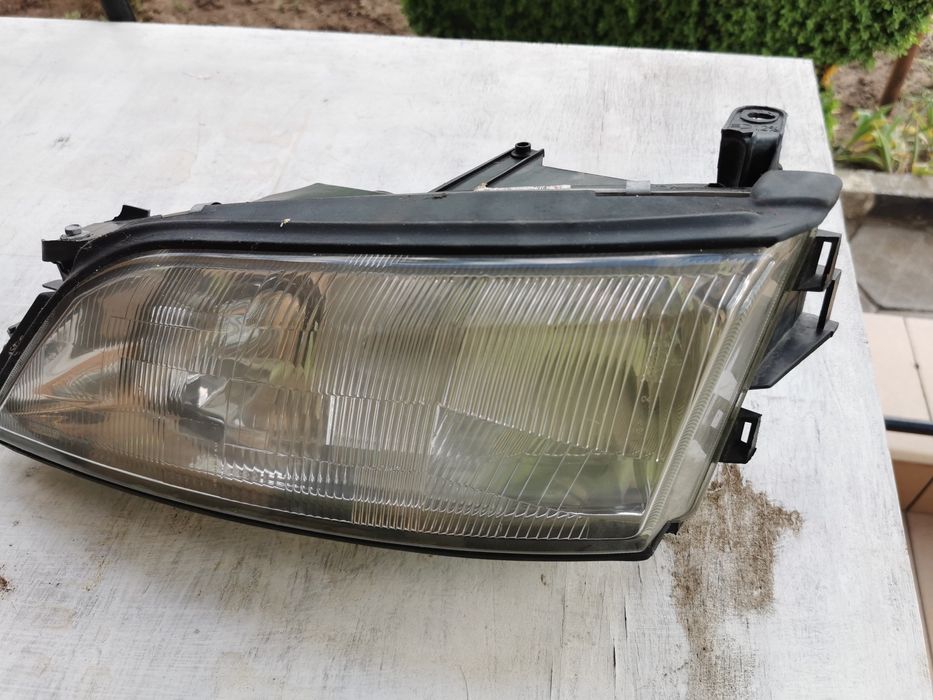 Продавам ляв фар за Опел вектра В.