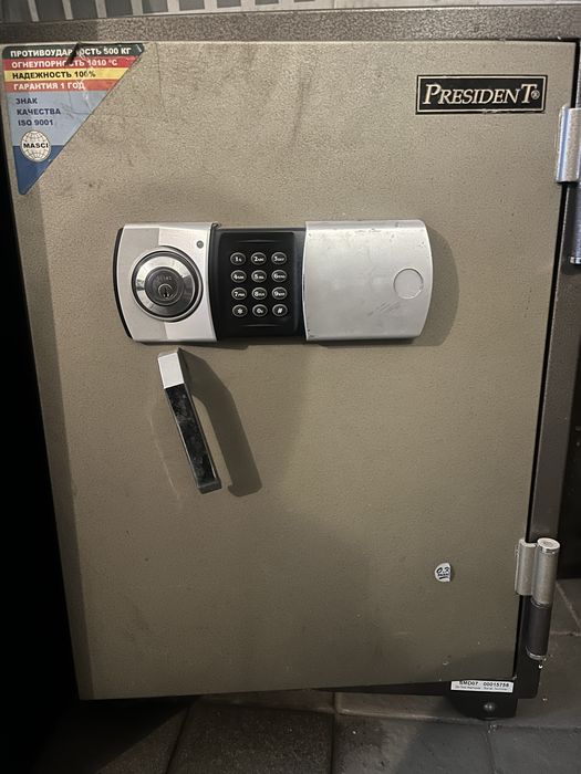 Сейф продам цена 100000т
