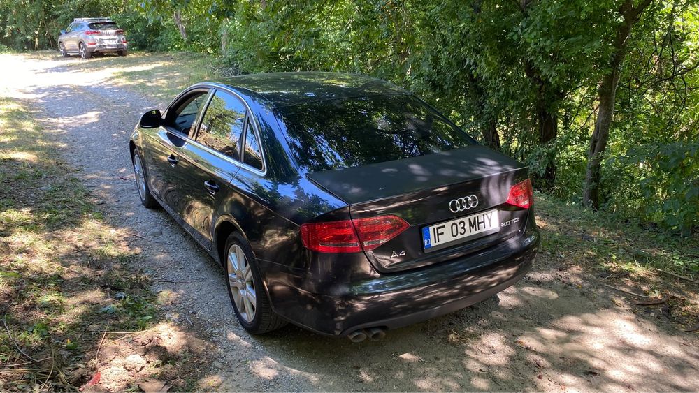 Vând urgent Audi A4 b8 volan pe dreapta pret 2000  de euro fix