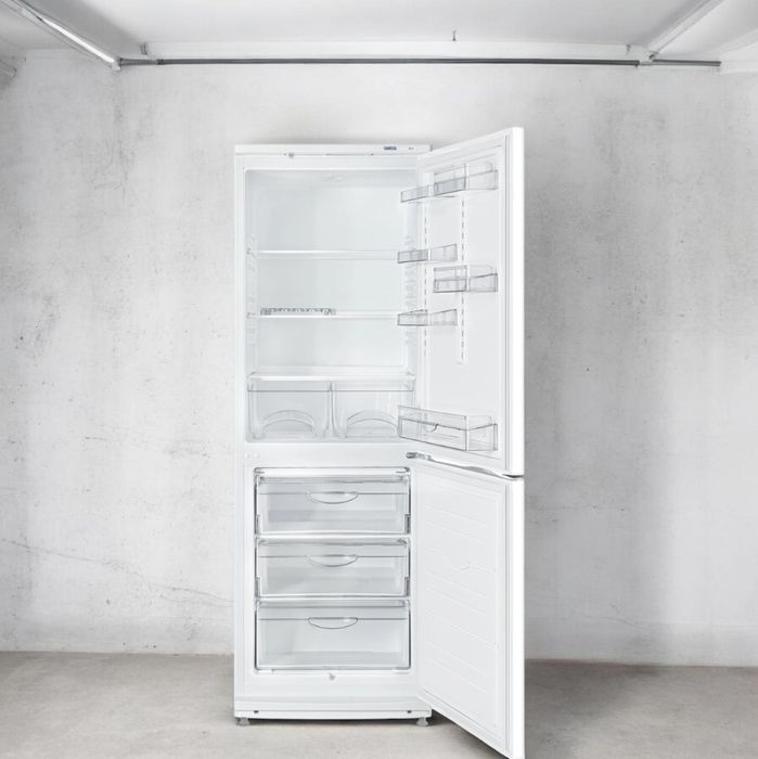 Холодильник Atlant почти новый