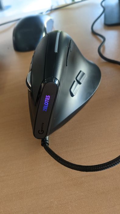 Продавам мишка вертикална Zelotes Jomaa