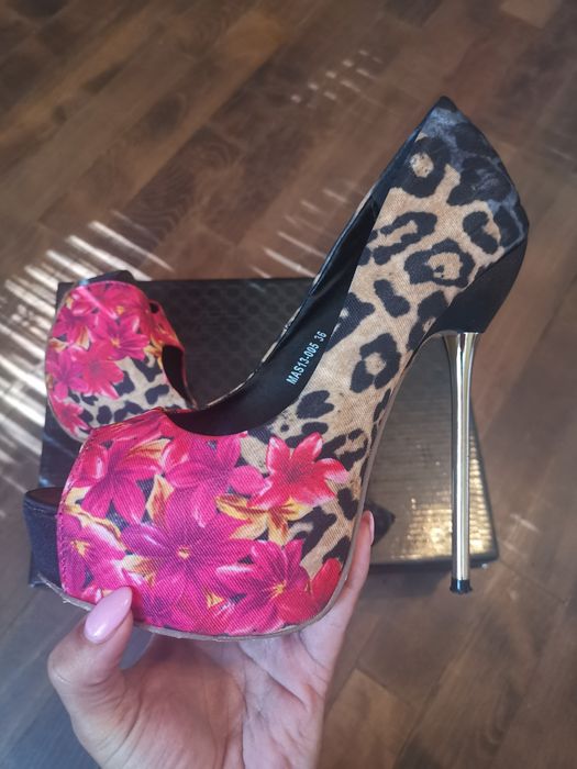 Дамски обувки с метален ток