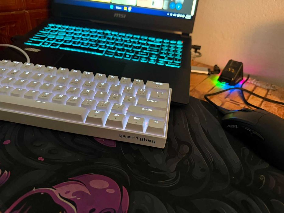Vand laptop de gaming cu tastatura si mouse