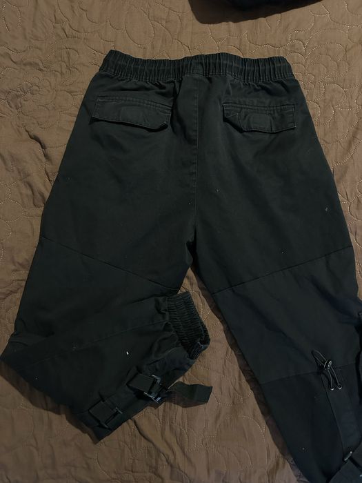 Черен карго панталон BERSHKA