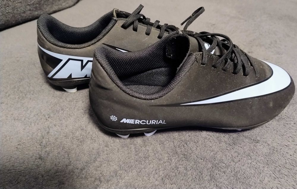 Ghete fotbal Nike Mercurial